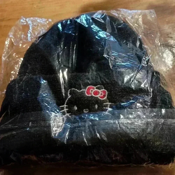 2/$30 NEW Lady's SANRIO hello kitty beanie (#788) - Picture 4 of 6